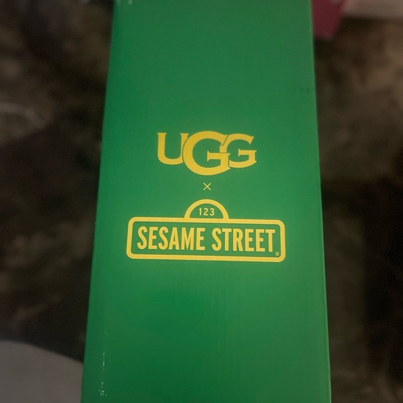 UGG Sesame Street sandal Toddler - Picture 3 of 3